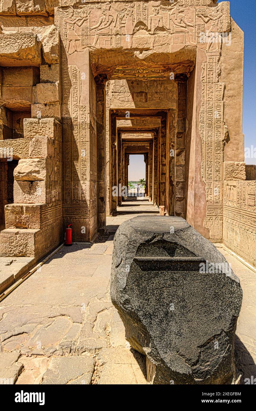 Il piedistallo in pietra di granito nero nel tempio di Sobek, a Kom Ombo, che avrebbe sostenuto la barca divina Foto Stock