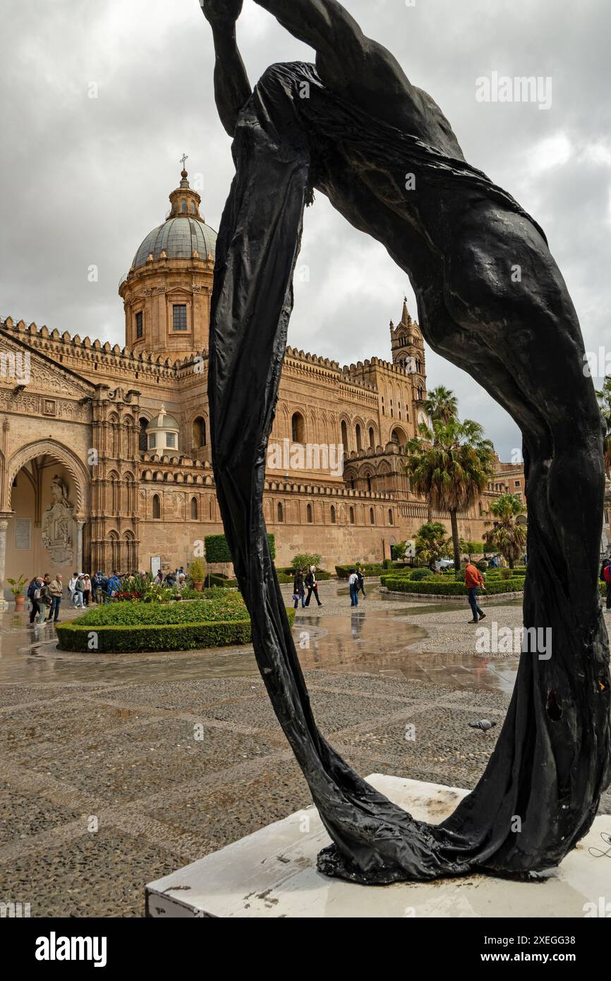 Cattedrale e statua a Palermo in Sicilia Foto Stock