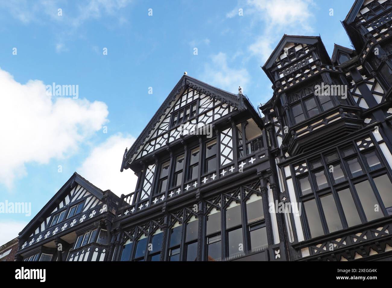 Tipici vecchi edifici in stile tudor bianco e nero, in stile giacobino a Chester, Inghilterra Foto Stock
