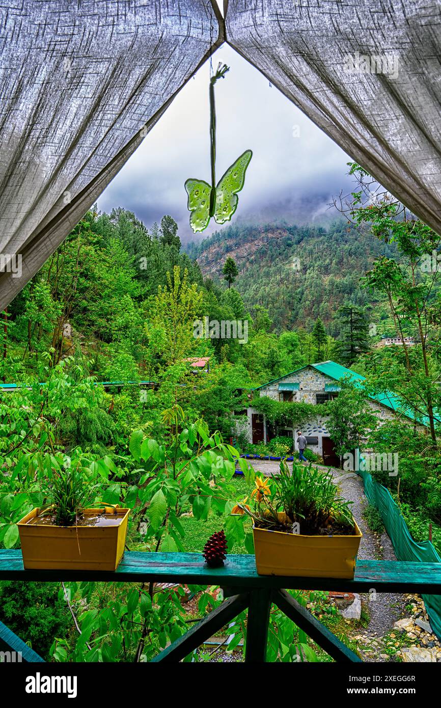 Cottage di pesca andati - un rifugio da sogno annidato lungo il torrente Kalwari nella valle di Tirthan, Himachal Pradesh. Foto Stock