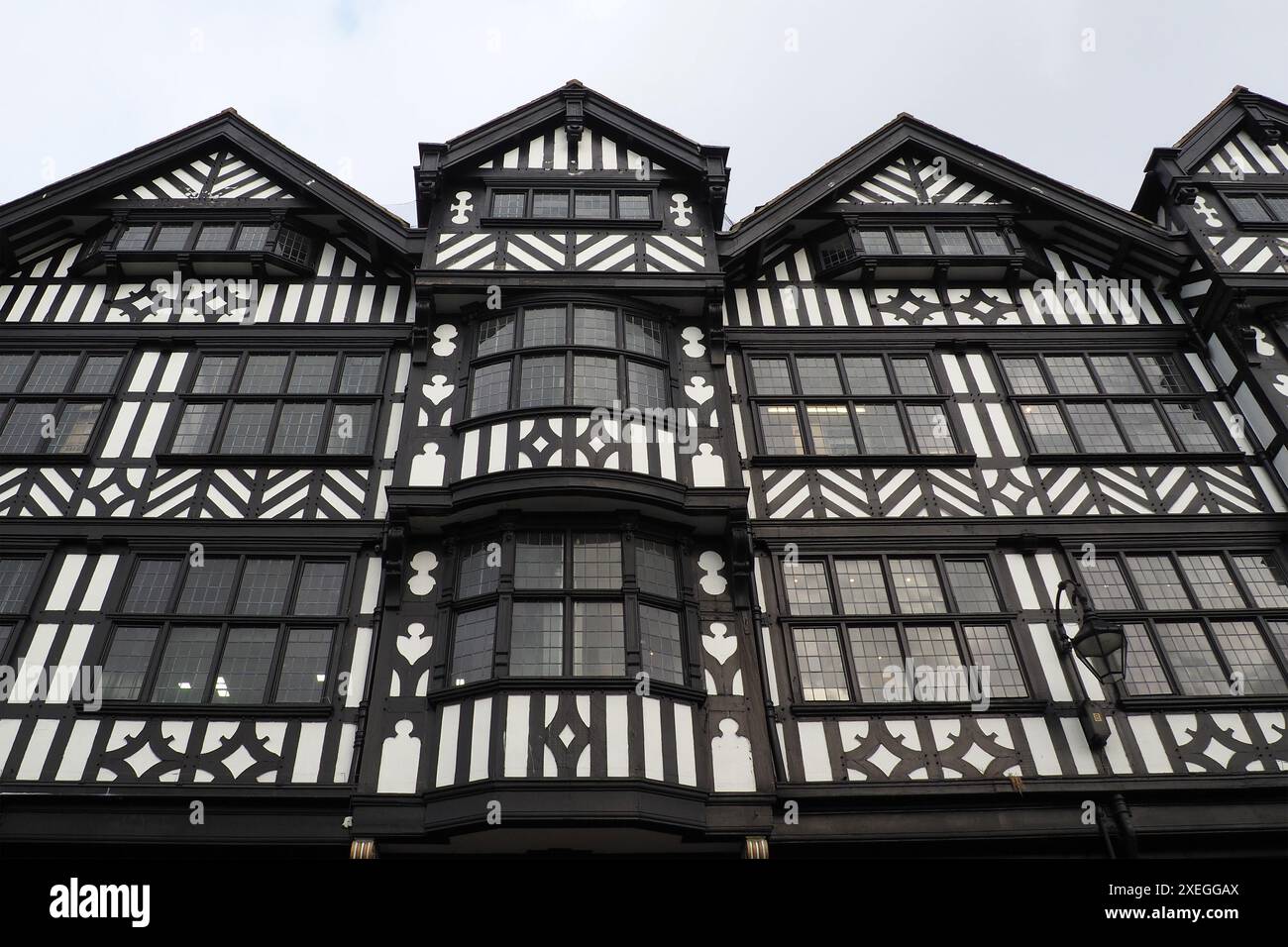 Edifici tradizionali in vecchio stile Tudor inglesi e mezzo legno nel centro di Chester Foto Stock