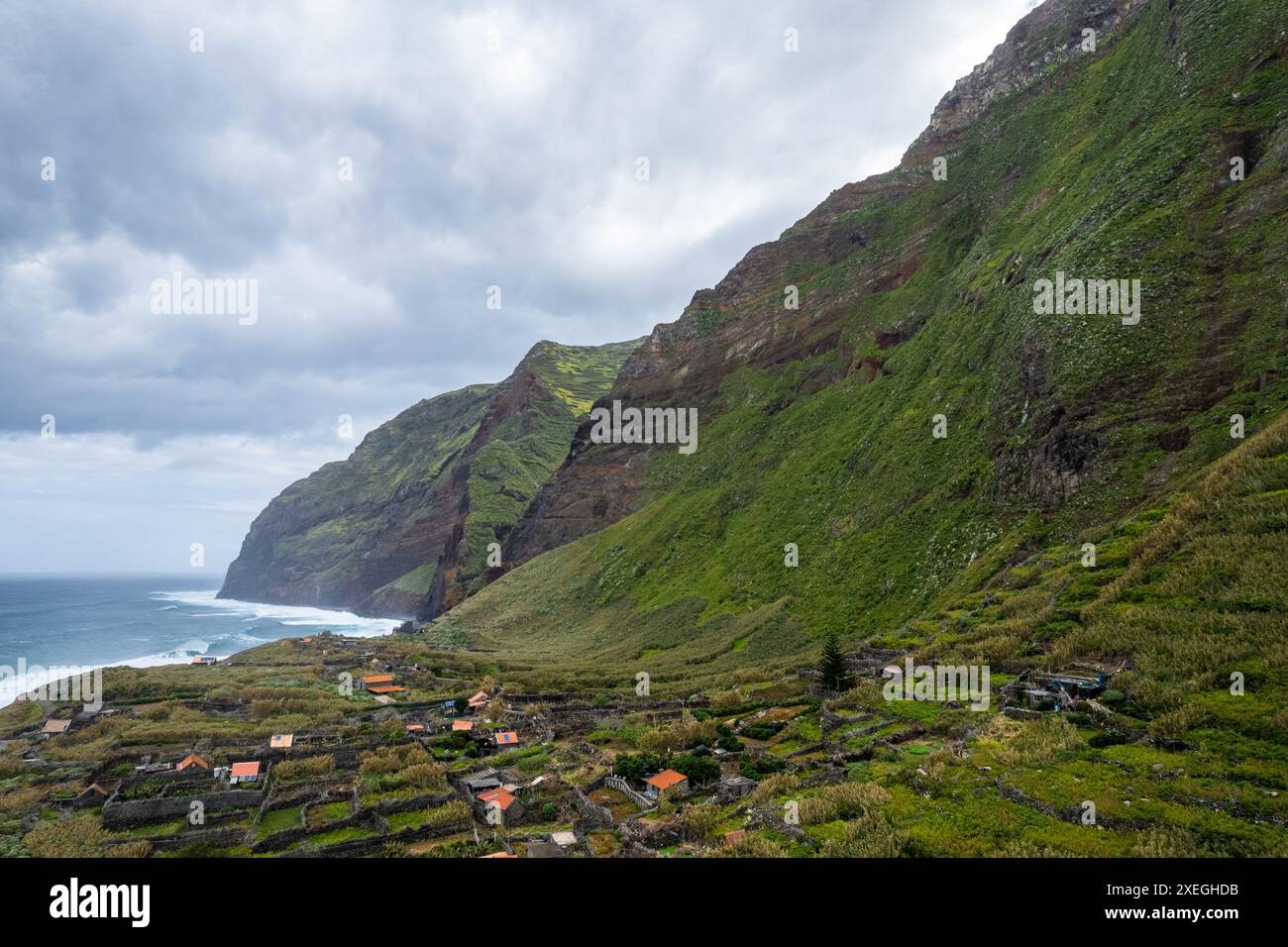 Achadas da Cruz, Madeira, Portogallo. Il piccolo villaggio costiero con la funivia più ripida d'Europa. Vista aerea con drone Foto Stock