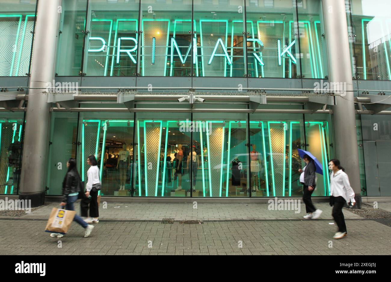 Filiale der Discount-Modekette Primark nella galleria der Neumarkt. Köln Nordrhein-Westfalen *** negozio della catena di moda a prezzi scontati Primark nella Neumarkt Galerie Cologne, Renania settentrionale-Vestfalia Foto Stock