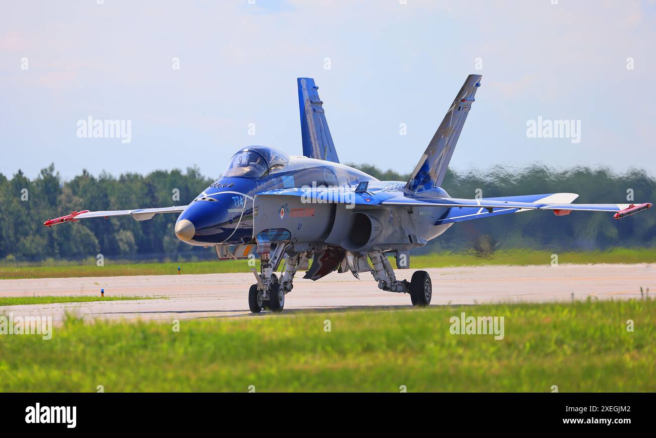 Bagotville, Quebec, Canada – 22 giugno 2024: Il team dimostrativo CF18 atterra con un prato verde in primo piano, orgoglioso di rappresentare il Canada a Bagotville A. Foto Stock