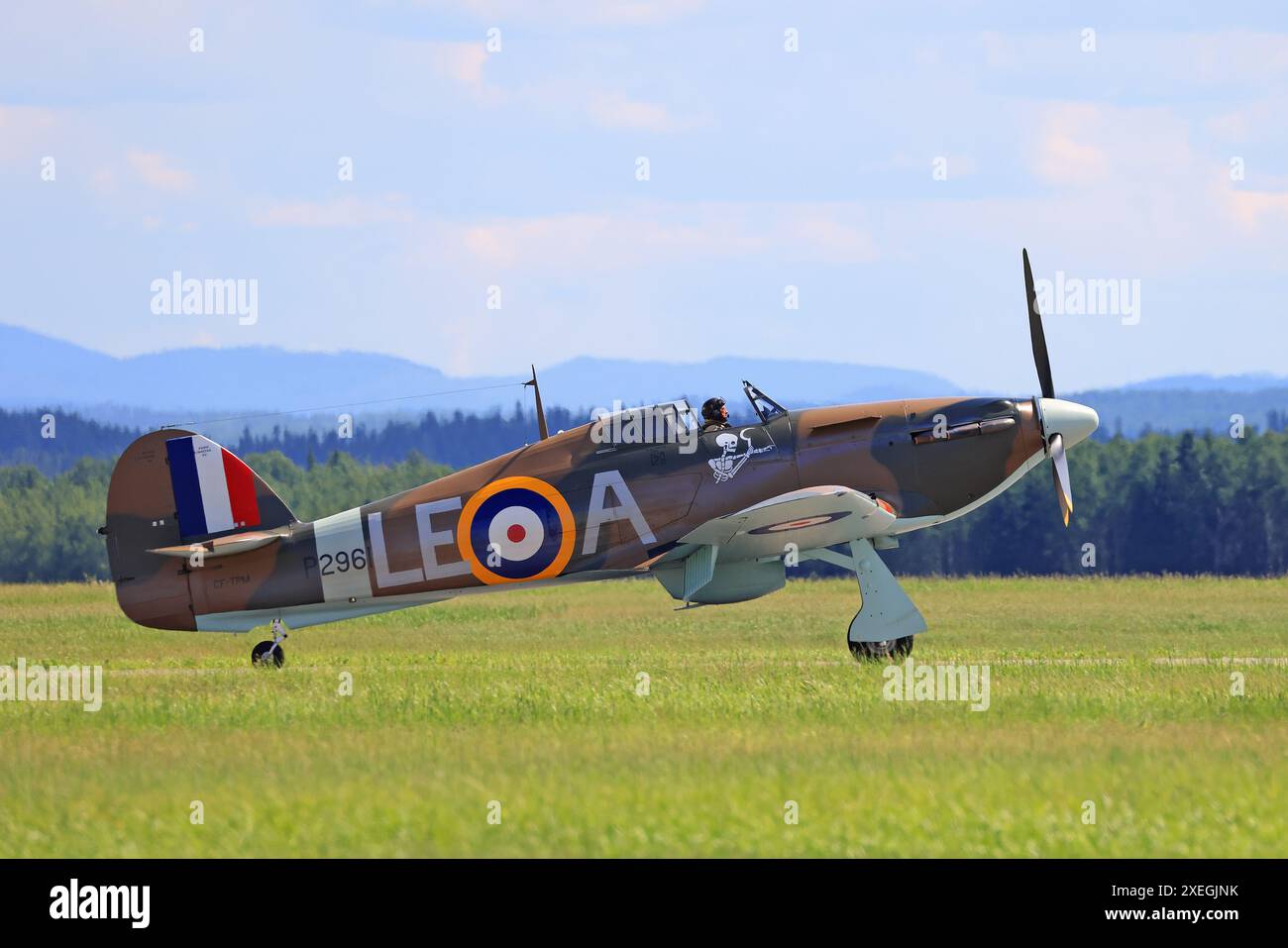 L'aereo Hawker Hurricane atterra con prato verde in primo piano, al Bagotville Air Show Foto Stock