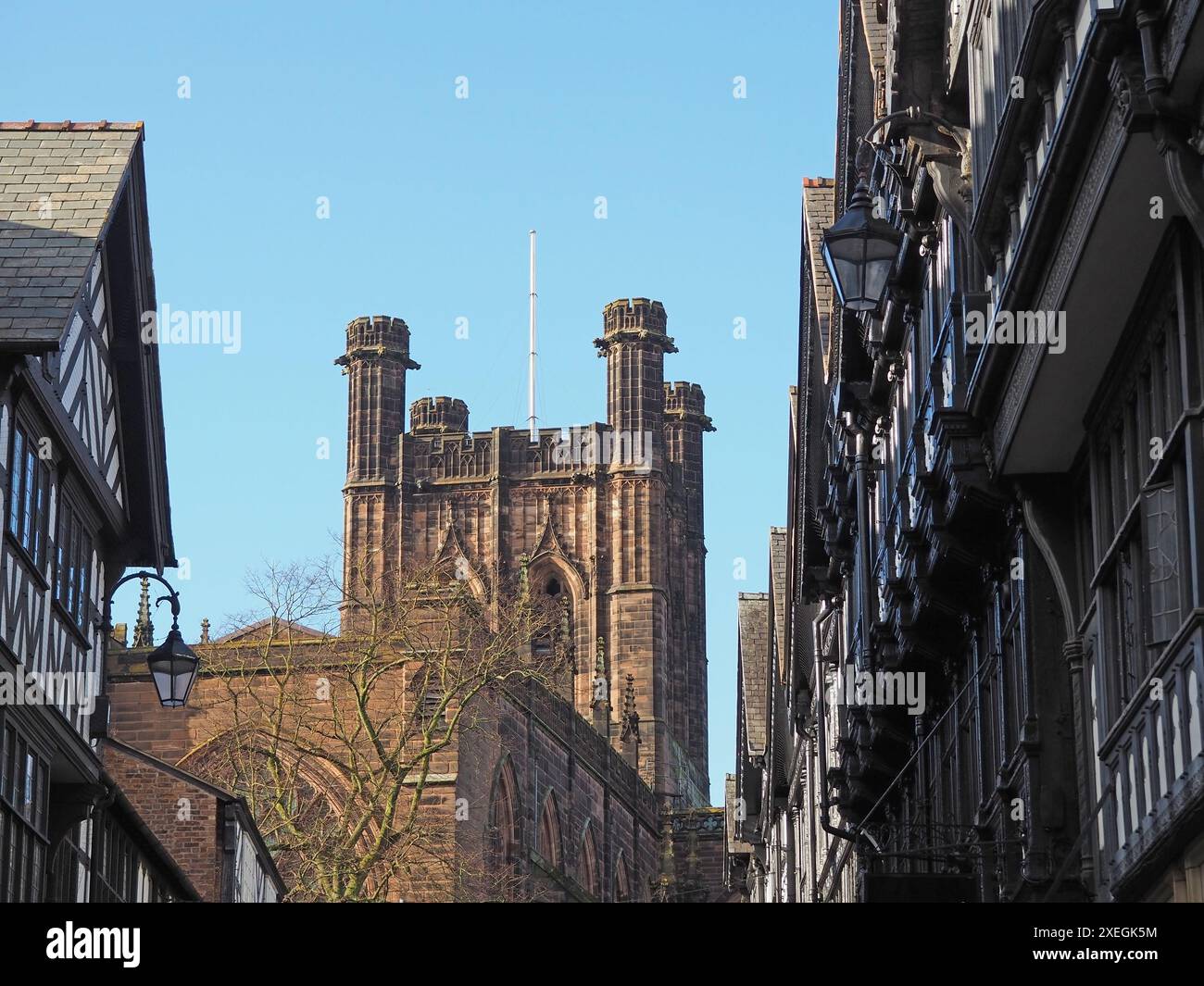 Vecchi edifici in legno incorniciati in stile tudor e la cattedrale in St Werburgh Street Chester Foto Stock