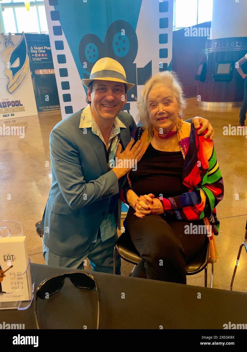 L'attrice Sally Kirland e lo scrittore/regista Xaque Gruber in una proiezione del suo nuovo film Sallywood in un festival cinematografico a Los Angeles, California USA Foto Stock