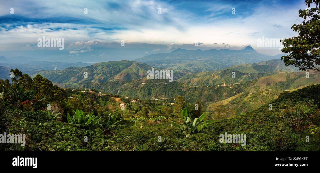 Campagna idilliaca con colline ondulate vicino a Santa Barbara, dipartimento di Antioquia, Colombia Foto Stock