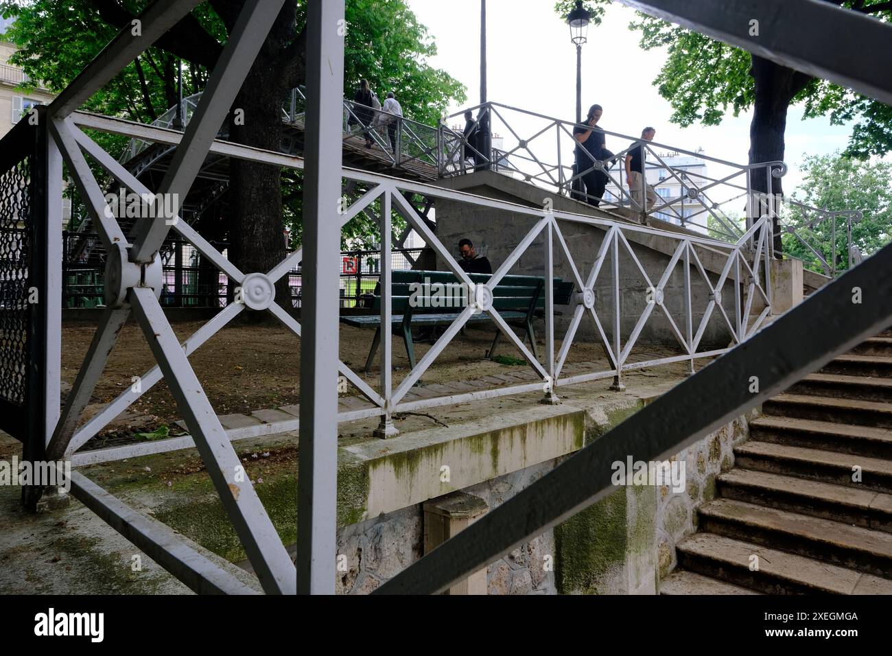 Un tipico ponte di ferro sul Canal Saint-Martin. Parigi. Francia Foto Stock