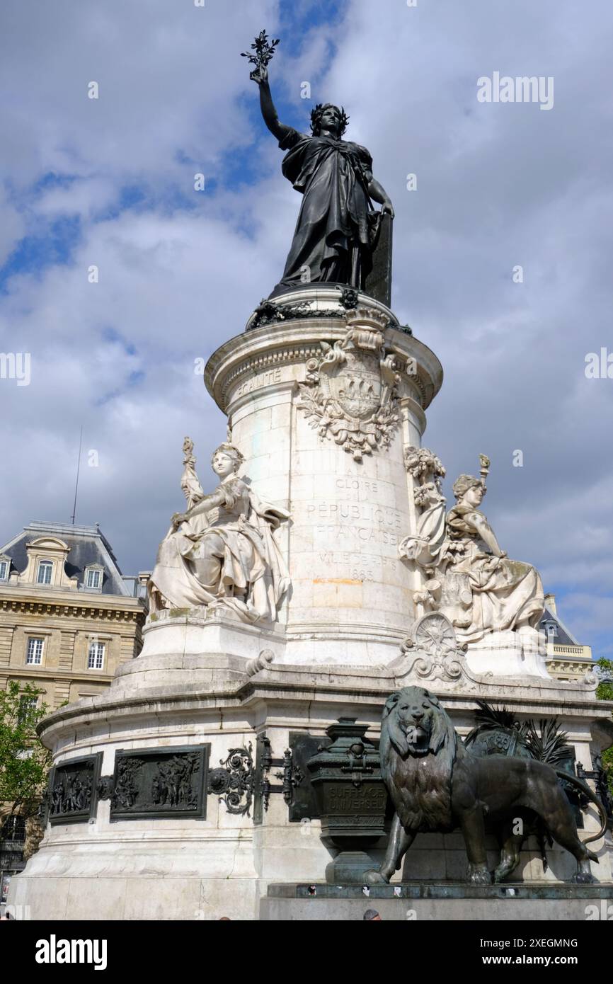 Monumento à la République sormontato da una statua di Marianne nel centro di Place de la République (Piazza della Repubblica). Parigi. Francia Foto Stock