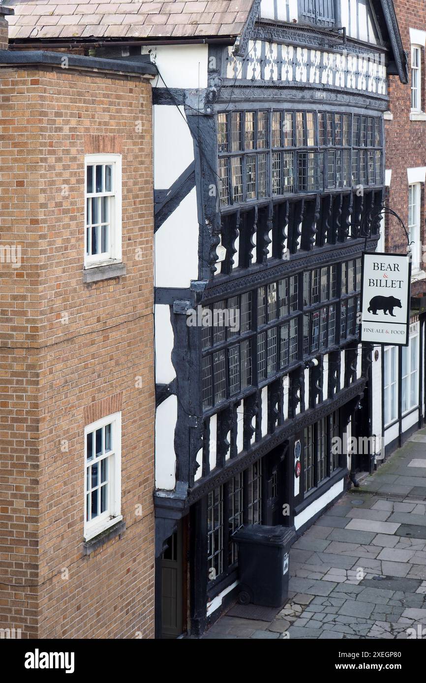 The Bear and Billet costruito nel 1664, vista esterna del pub sulla strada del ponte inferiore, Chester Foto Stock