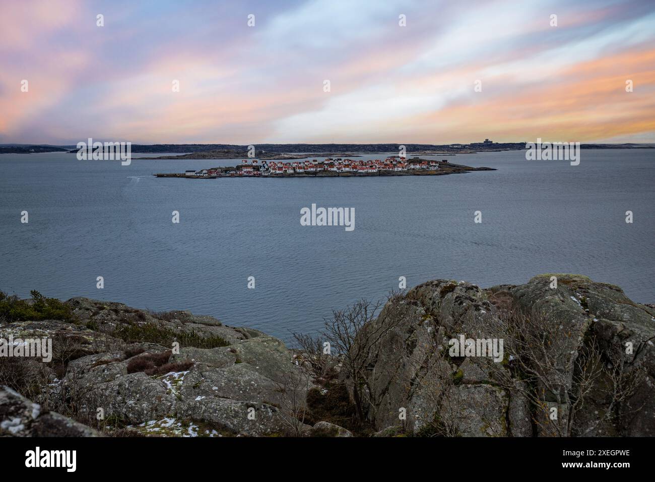 Paesaggio girato con vista su un'isola. Astol, RÃ¶nnÃ¤ng, Svezia, con tipiche case svedesi Foto Stock