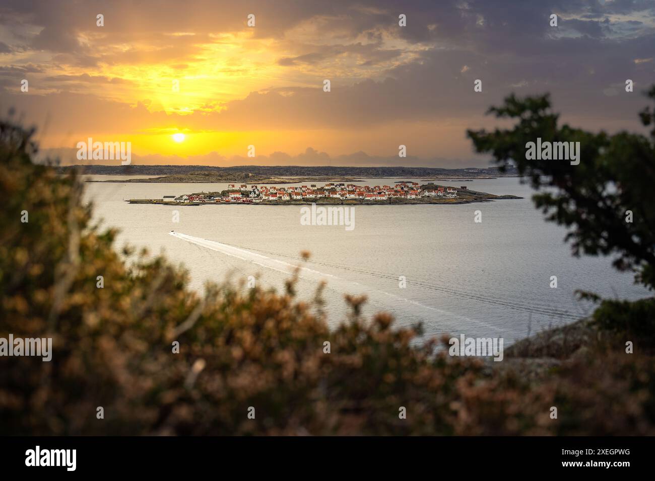 Paesaggio girato con vista su un'isola. Astol, RÃ¶nnÃ¤ng, Svezia, con tipiche case svedesi Foto Stock