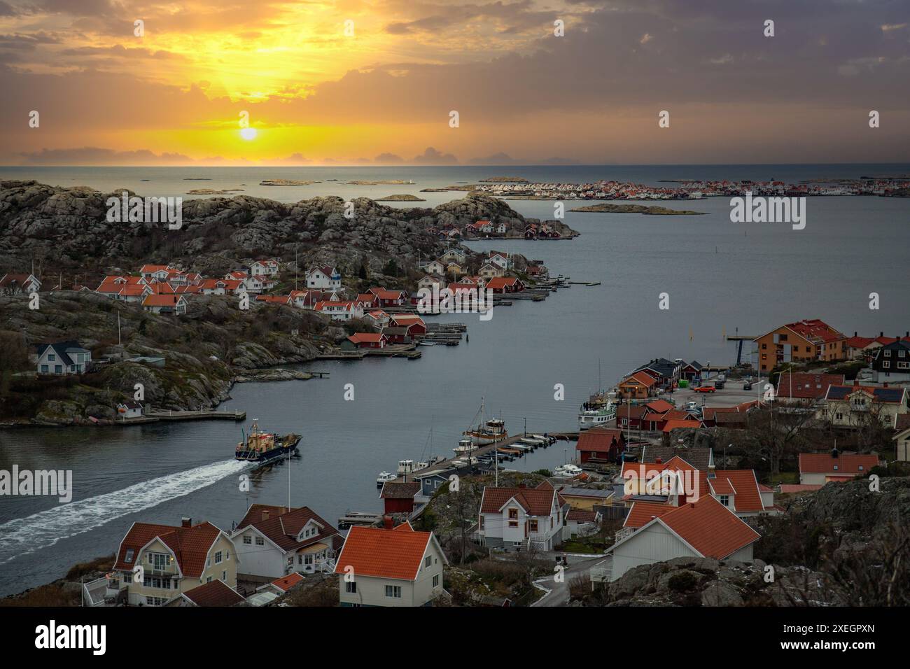 Tipico villaggio scandinavo, striscia costiera in un villaggio di pescatori della baia in inverno. RÃ¶nnÃ¤ng skyline in S Foto Stock