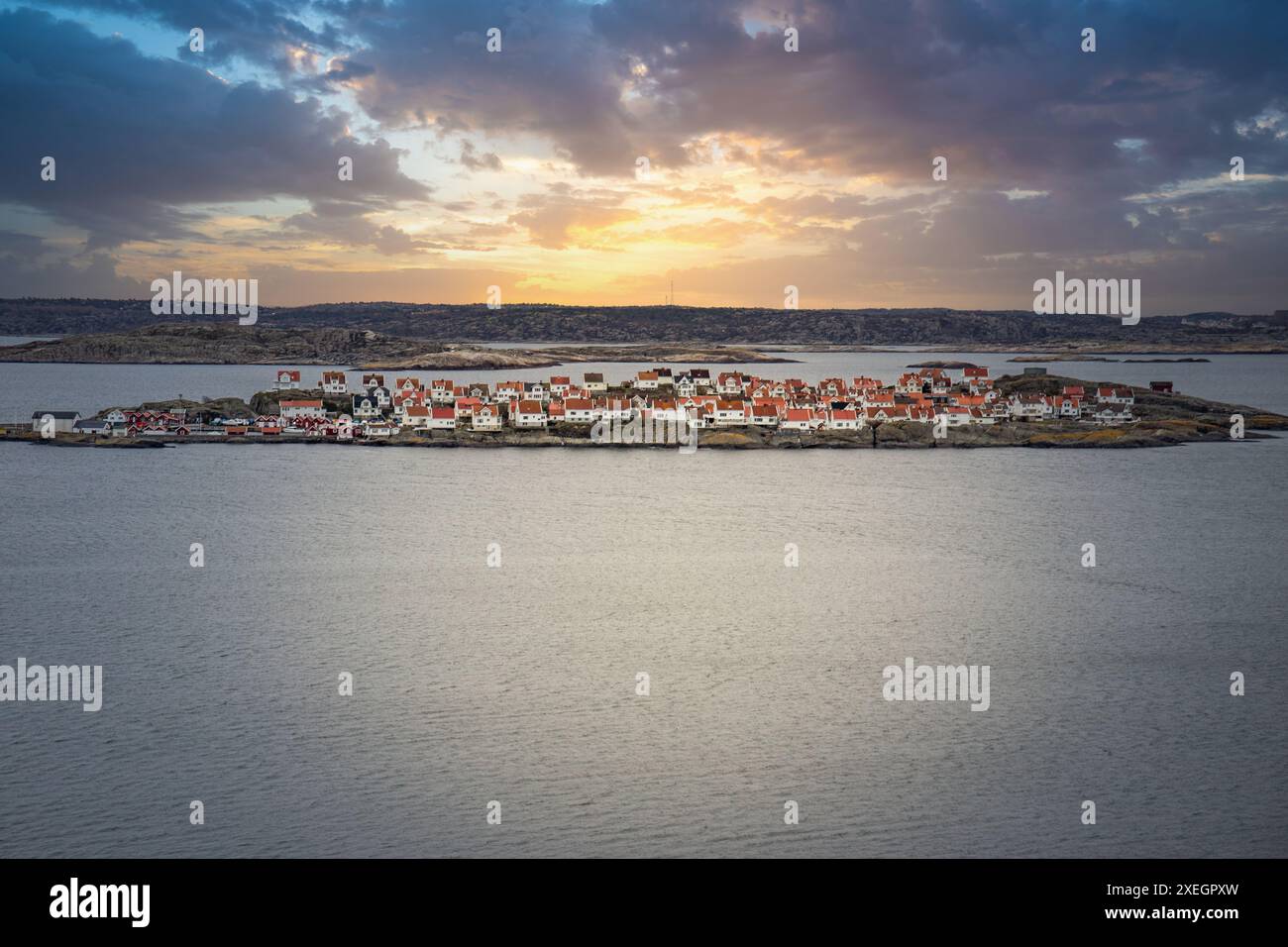 Paesaggio girato con vista su un'isola. Astol, RÃ¶nnÃ¤ng, Svezia, con tipiche case svedesi Foto Stock