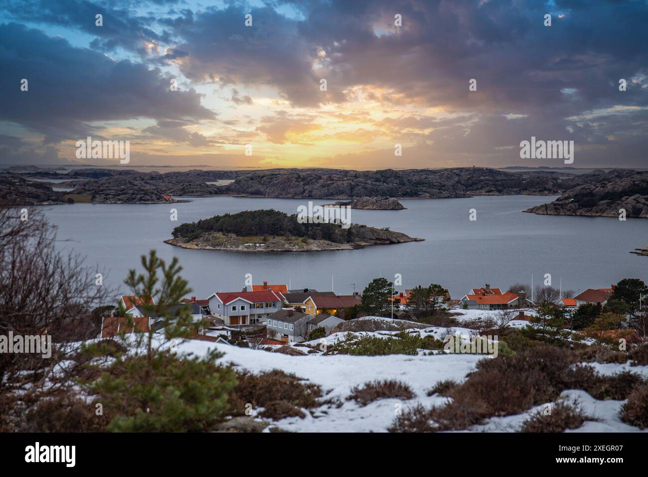 Vista su un paesaggio costiero roccioso, in inverno. Snow, città di ghiaccio di FjÃ¤llbacka in Svezia Foto Stock