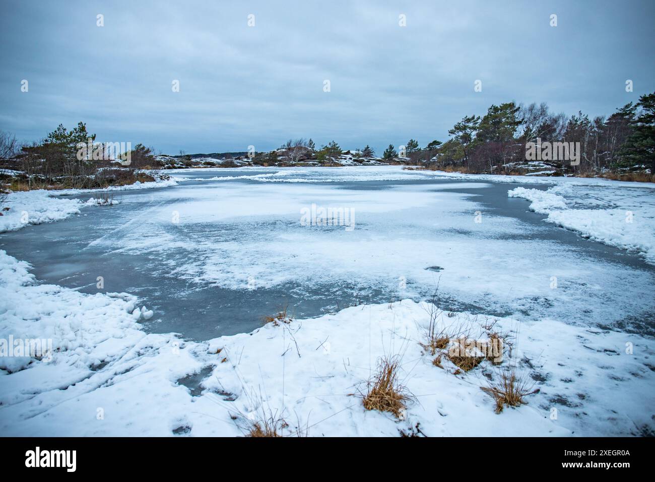 Paesaggio costiero in inverno. Neve, paesaggio girato nella città di FjÃ¤llbacka, Svezia Foto Stock