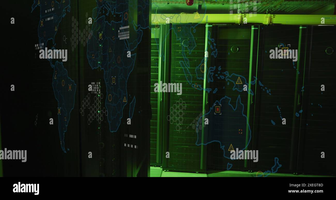 Immagine della mappa del mondo e dell'elaborazione dei dati su server di computer Foto Stock