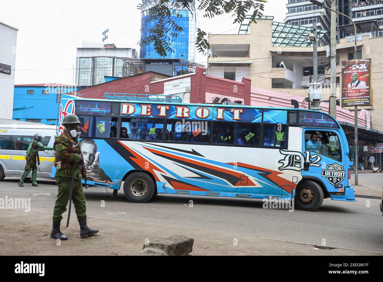 Nairobi, Kenya. 27 giugno 2024. La polizia anti-sommossa disperde le persone da una fermata dell'autobus durante una protesta contro le tasse elevate. Il 26 giugno 2024, il presidente keniota William Ruto ha confermato che non avrebbe firmato la legge finanziaria proponendo nuovi aumenti delle tasse. Arriva il giorno dopo che i manifestanti hanno assalito il parlamento e diverse persone sono state uccise. Secondo la Kenya Human Rights Commission, almeno 22 persone hanno perso la vita dal 25 giugno 2024. Credito: SOPA Images Limited/Alamy Live News Foto Stock