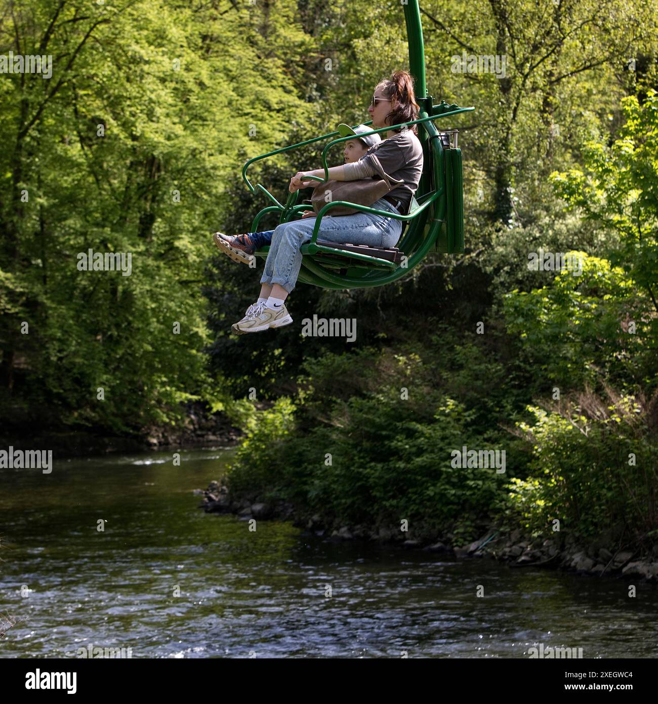 Persone sulla funivia sul fiume Wupper a Unterburg, Solingen, Germania, Europa Foto Stock