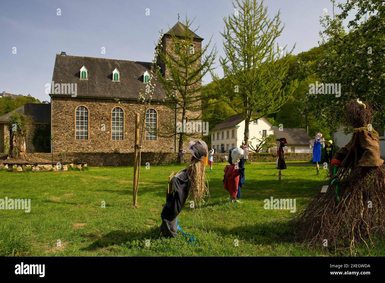 Spaventapasseri presso la Chiesa evangelica di Unterburg, Solingen, Bergisches Land, Germania, Europa Foto Stock