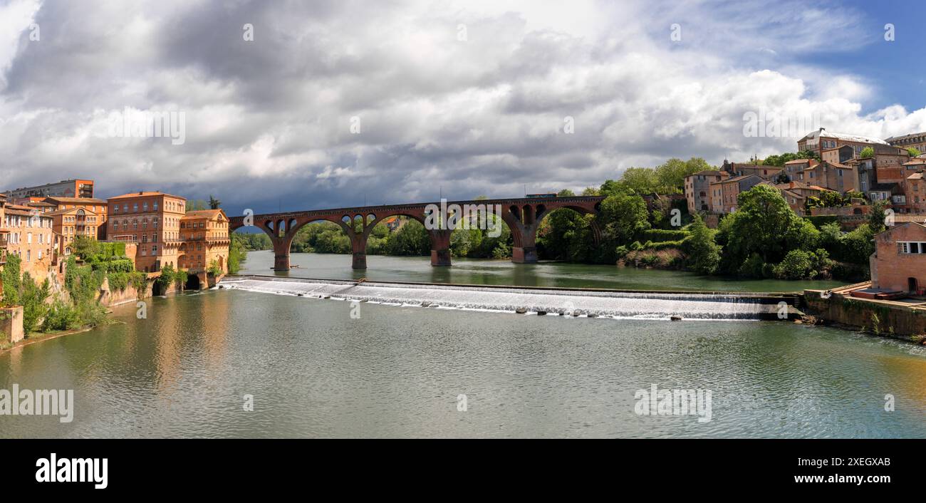 Vista panoramica del fiume Tarn e del Ponte del 22 agosto 1944 che collega i due lati della città di Albi Foto Stock