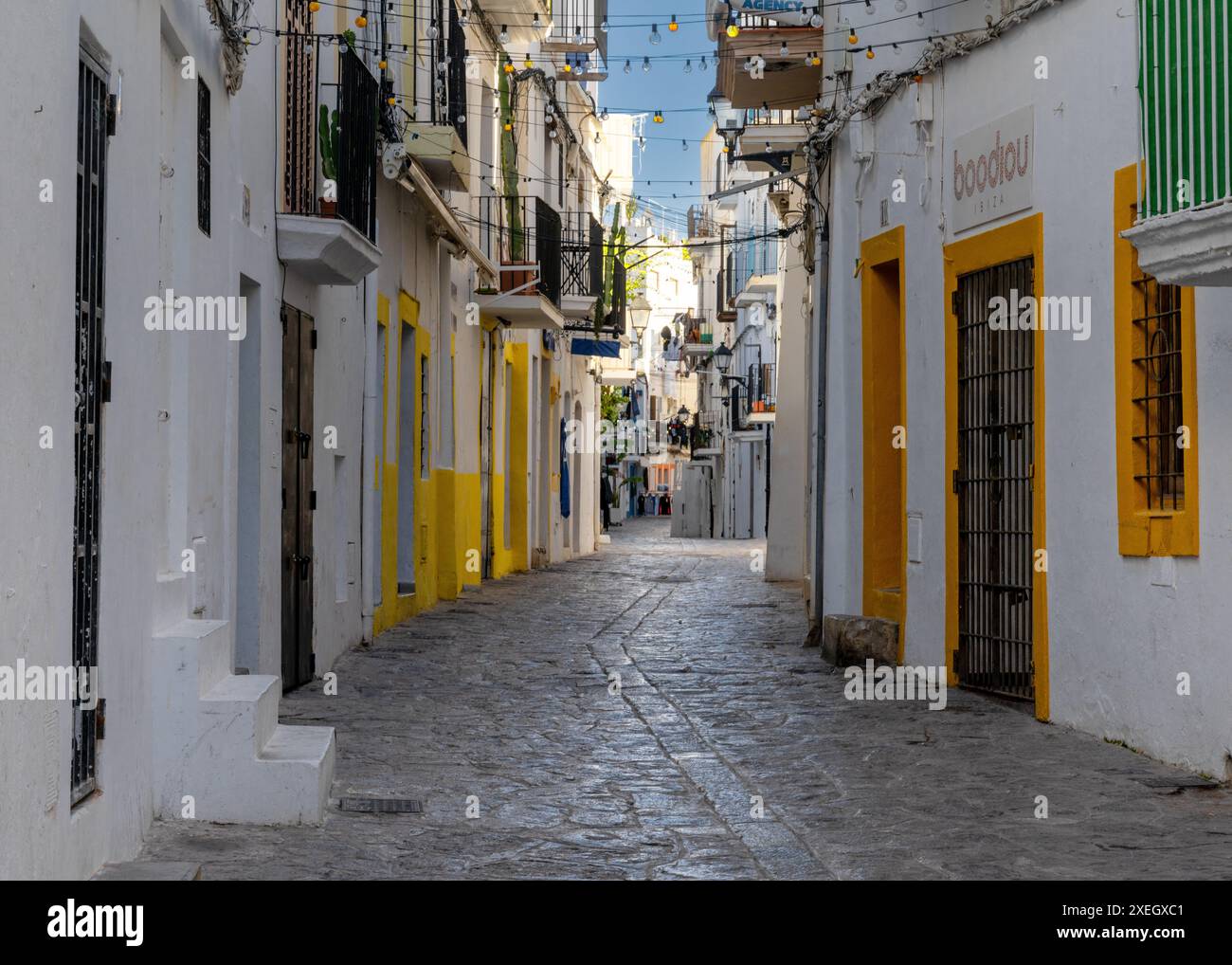 Pittoresca strada cittadina nella storica città vecchia di Eivissa, Dalt Vila a Ibiza Foto Stock