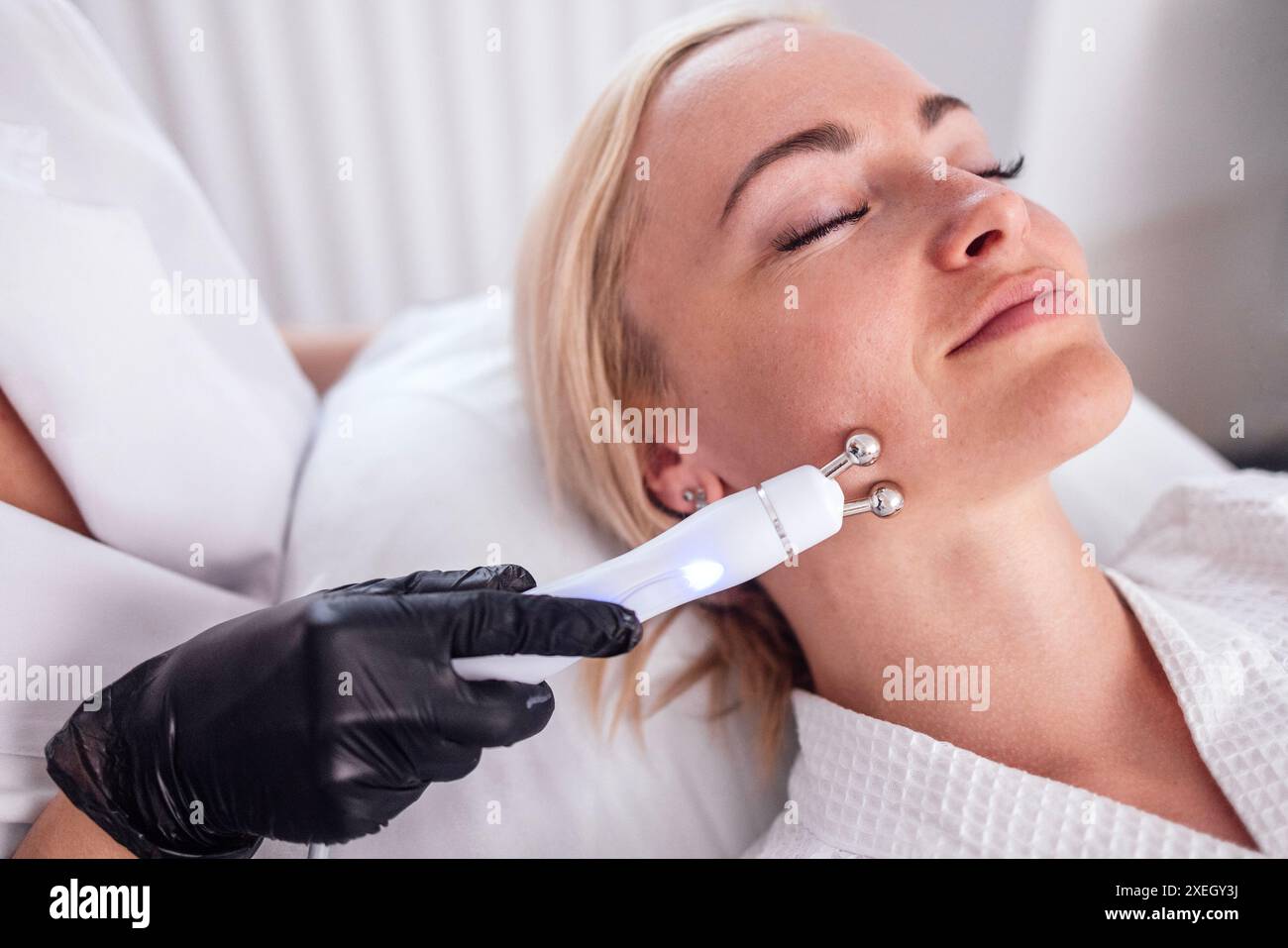 Anti età e rughe. Trattamento di medicina microcorrente. Foto Stock