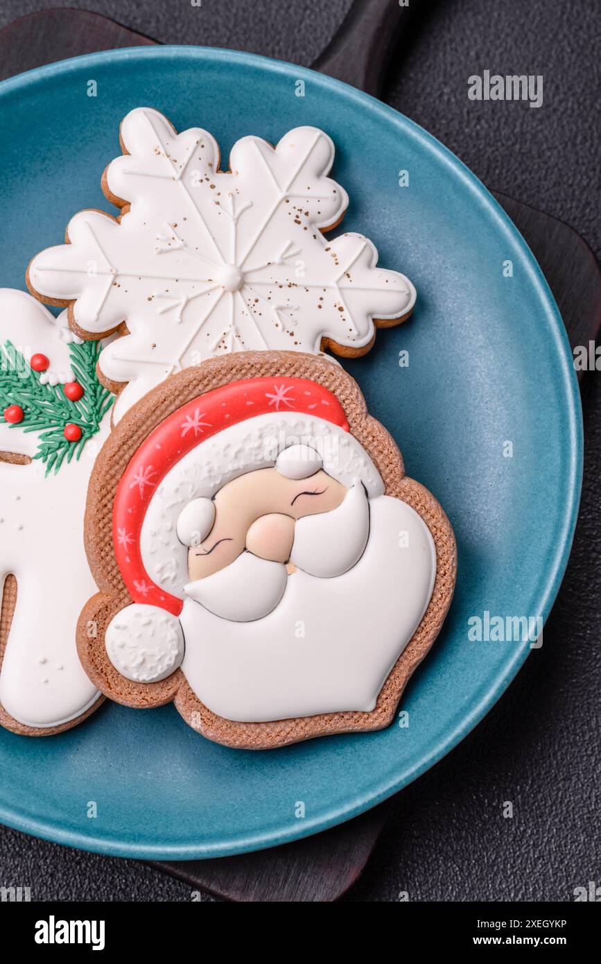 Bellissimi biscotti di pan di zenzero natalizi su un piatto rotondo di ceramica Foto Stock