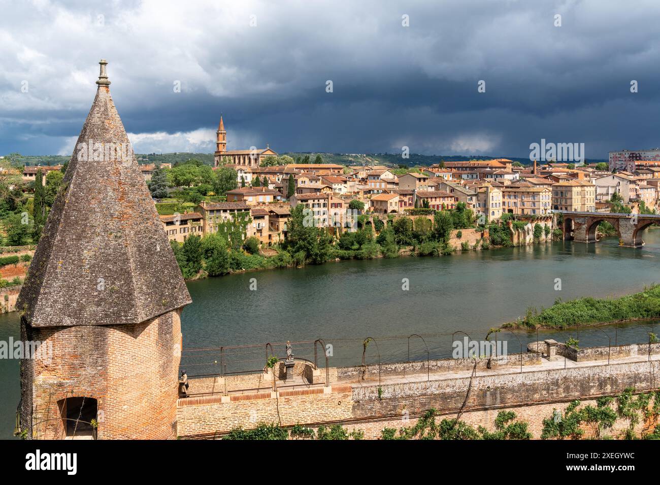 Vista sul fiume Tarn e sulla città di Albi nel sud della Francia Foto Stock