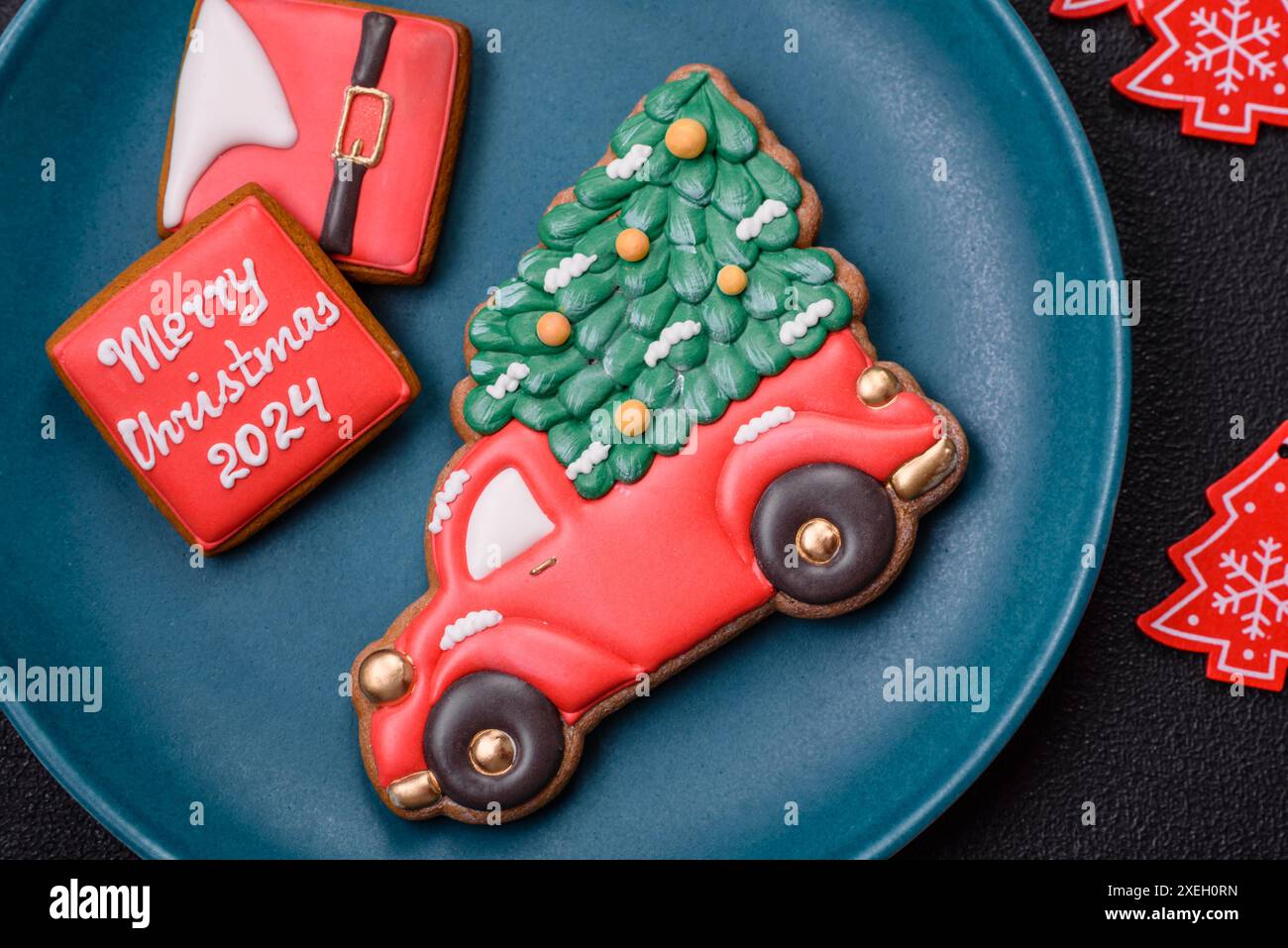 Piatto rotondo in ceramica decorato con elementi festivi sul tavolo di Natale Foto Stock