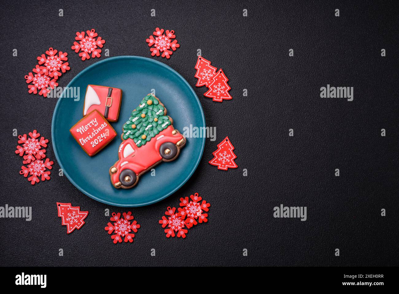 Piatto rotondo in ceramica decorato con elementi festivi sul tavolo di Natale Foto Stock