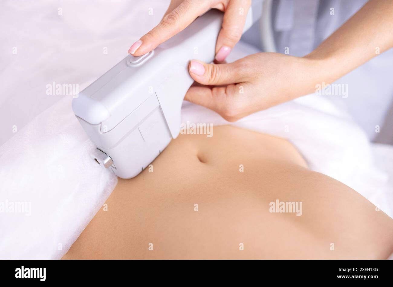 Ritratto di rilassato giovane cliente donna che ottiene SMAS ultrasuoni viso sollevamento massaggio Foto Stock
