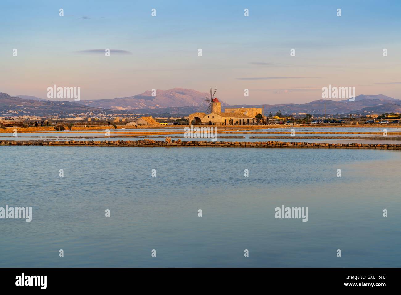 Vista del mulino a vento e del museo di sale di Paceco al tramonto Foto Stock