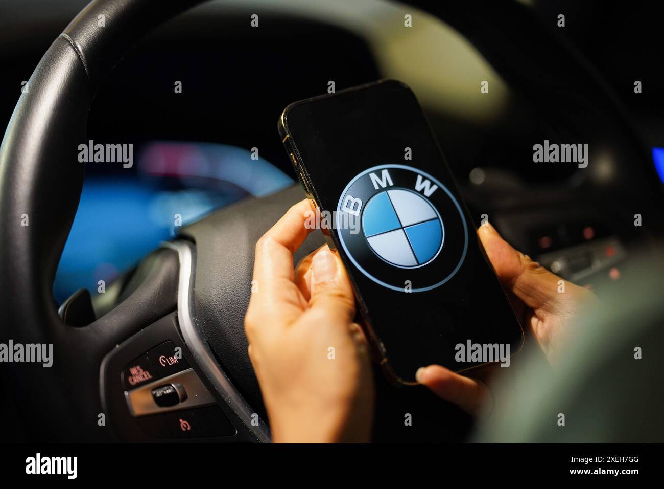 Hong Kong, Cina. 26 giugno 2024. Una fotografia mostra un logo BMW su uno smartphone con il volante sullo sfondo. Credito: SOPA Images Limited/Alamy Live News Foto Stock