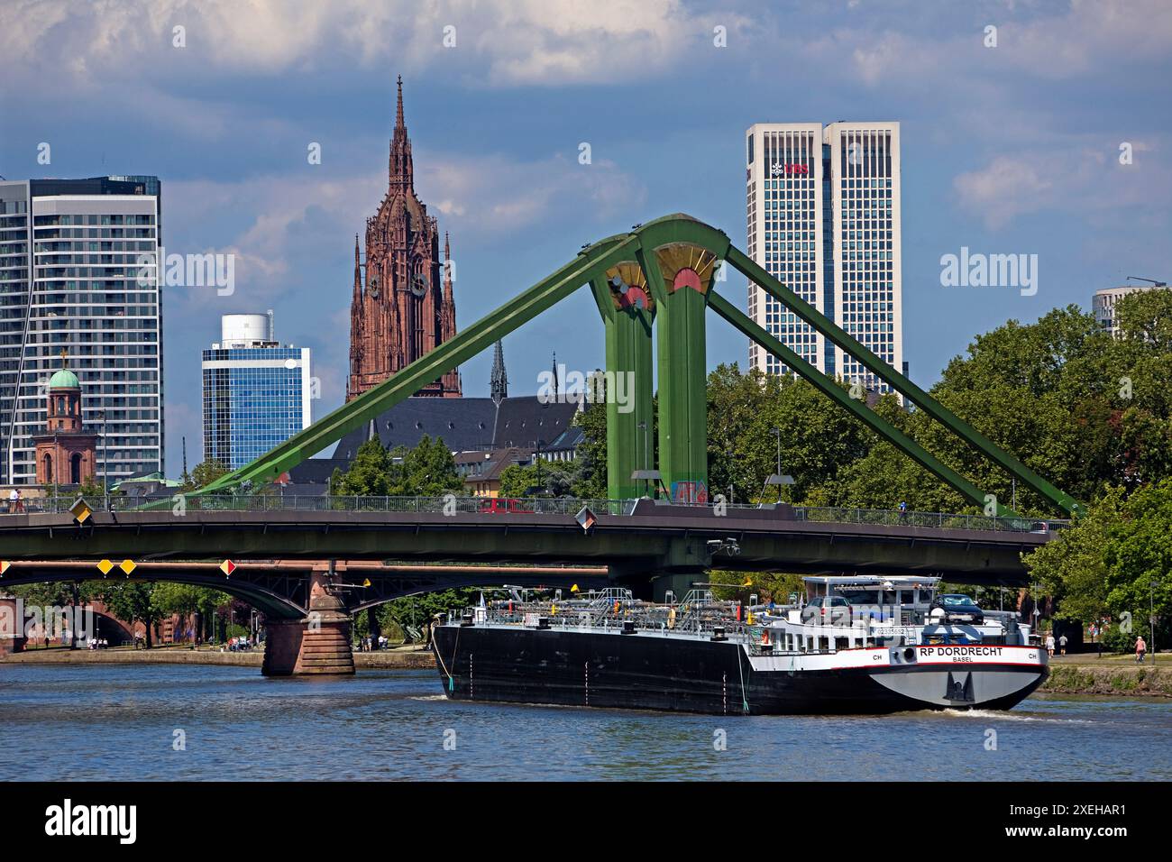 Il fiume meno con una chiatta di fronte al Floesserbruecke, Francoforte sul meno, Assia, Germania Foto Stock