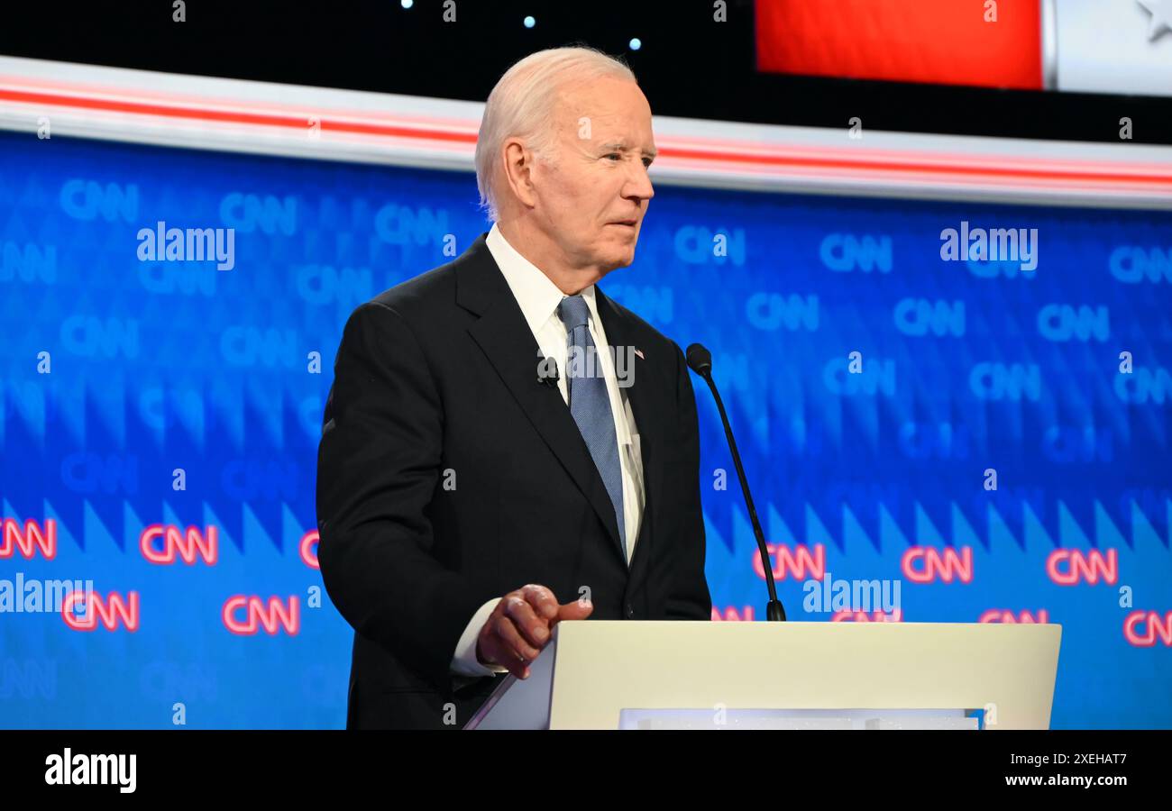 Atlanta, Stati Uniti. 27 giugno 2024. Il presidente degli Stati Uniti Joe Biden (mostrato) e l'ex presidente degli Stati Uniti Donald J. Trump (non mostrato) partecipano al primo dibattito presidenziale ai CNN Studios di Atlanta, Georgia, Stati Uniti il 27 giugno 2024. Il dibattito presidenziale della CNN del 2024, giovedì sera, è la prima volta nella storia degli Stati Uniti che un attuale ed ex presidente si è riunito in un dibattito e il dibattito è stato il primo volto nella storia degli Stati Uniti. Credito: SOPA Images Limited/Alamy Live News Foto Stock