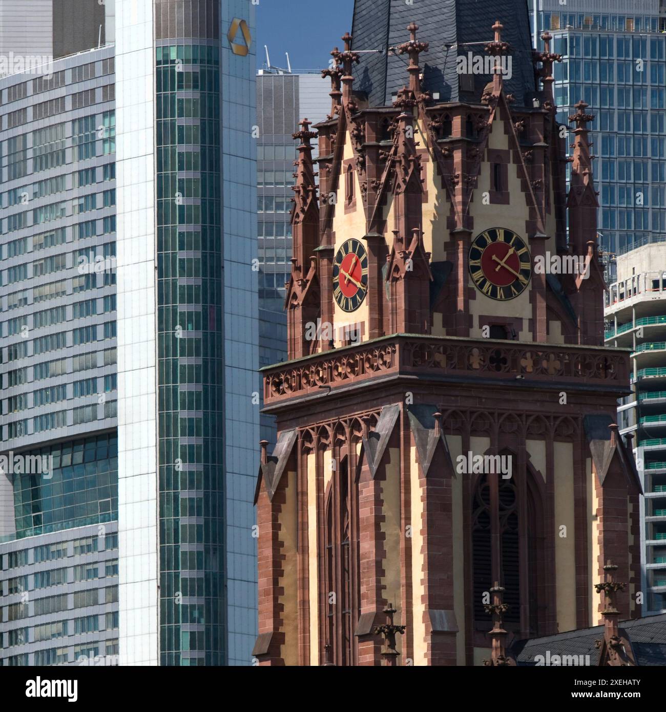 Torre della Chiesa dell'Epifania di fronte a grattacieli, Francoforte sul meno, Germania Foto Stock