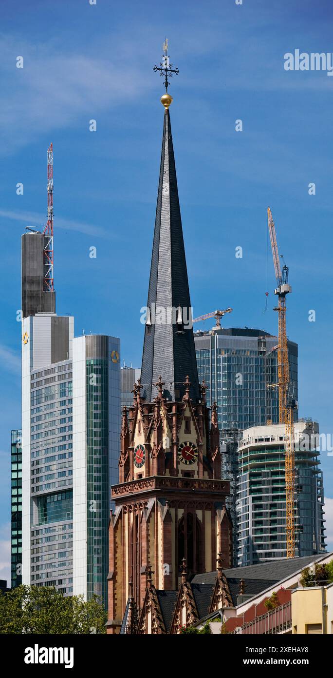 Torre della Chiesa dell'Epifania di fronte a grattacieli, Francoforte sul meno, Germania Foto Stock