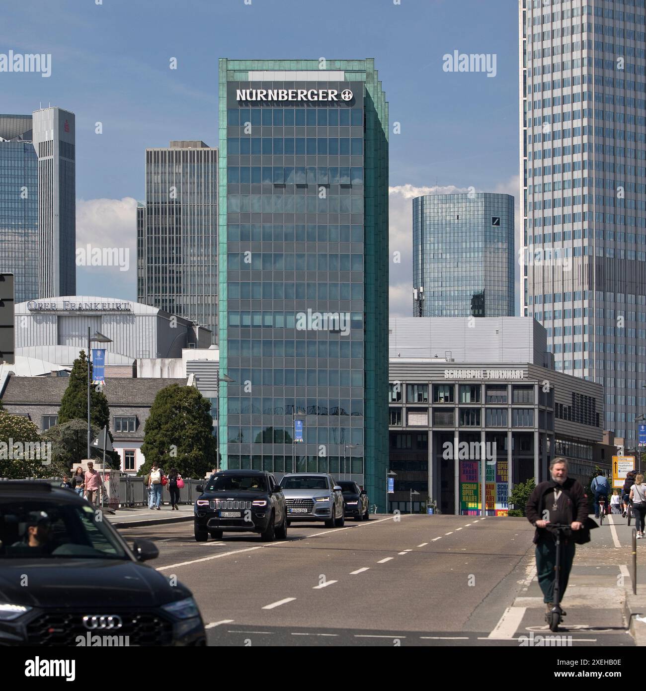 Vista sulla città con traffico sull'Untermainbruecke con grattacieli, Francoforte sul meno, Germania Foto Stock