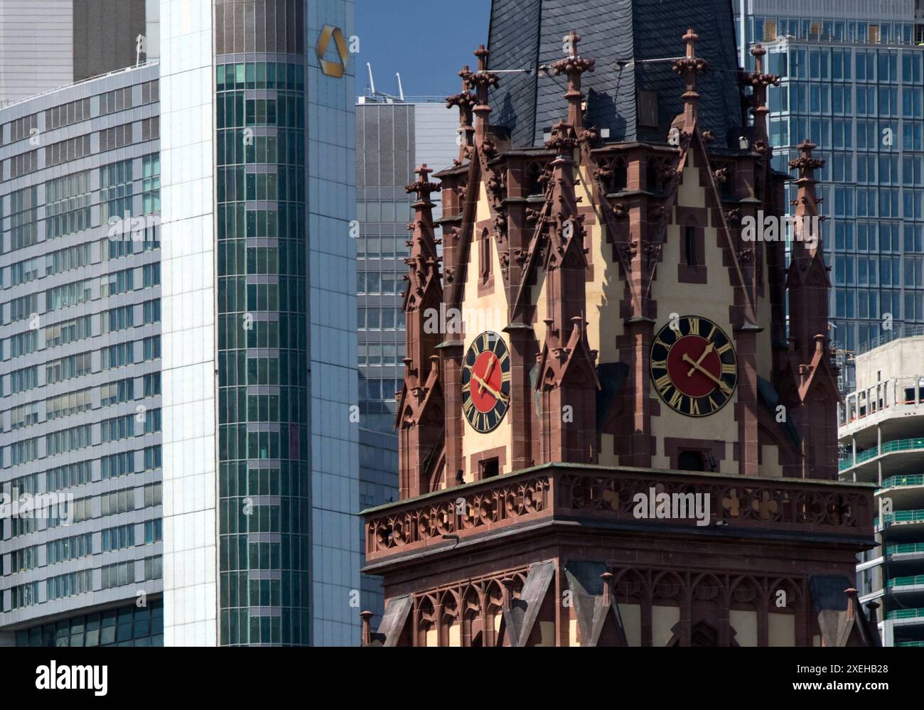 Torre della Chiesa dell'Epifania di fronte a grattacieli, Francoforte sul meno, Germania Foto Stock