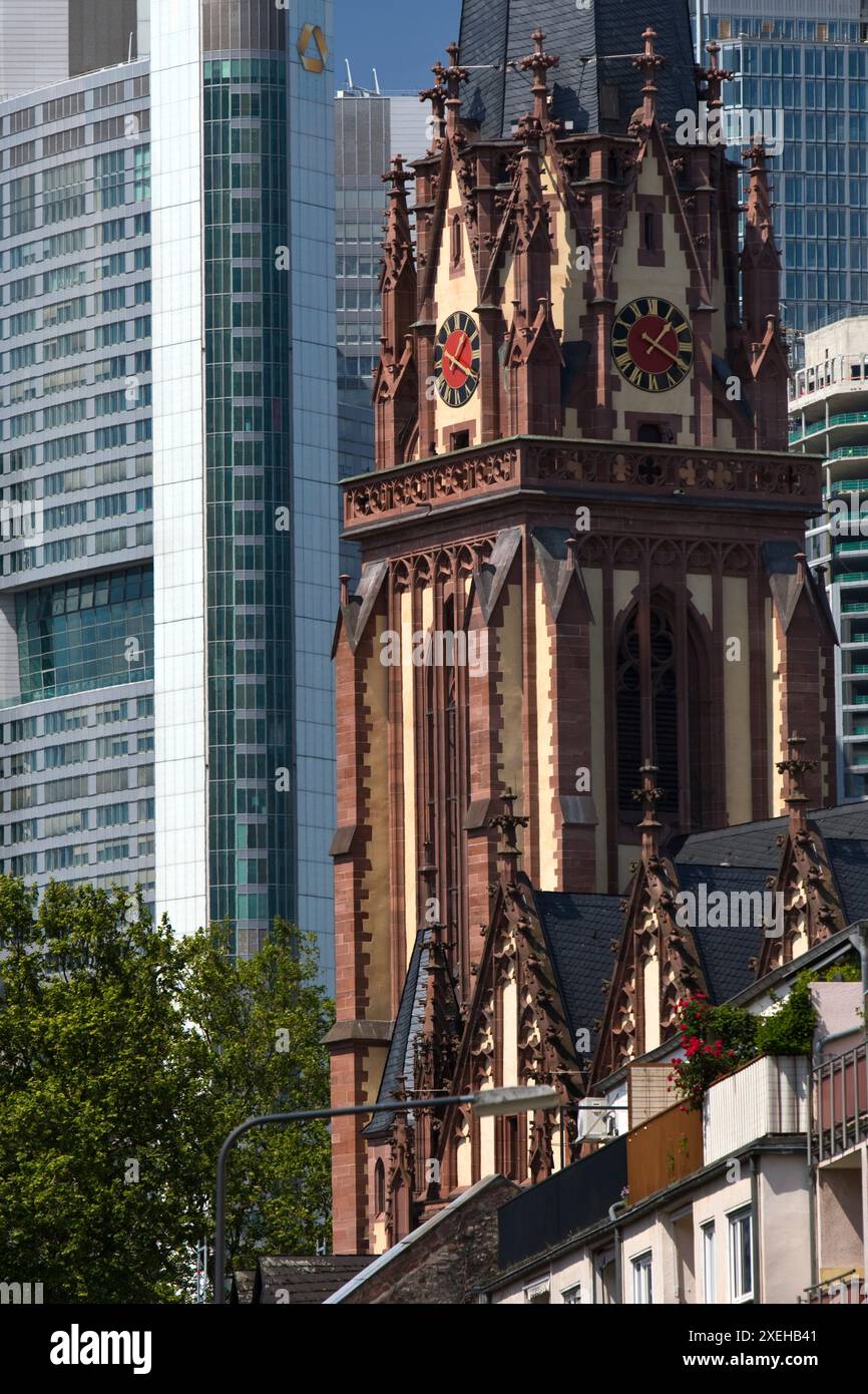 Torre della Chiesa dell'Epifania di fronte a grattacieli, Francoforte sul meno, Germania Foto Stock
