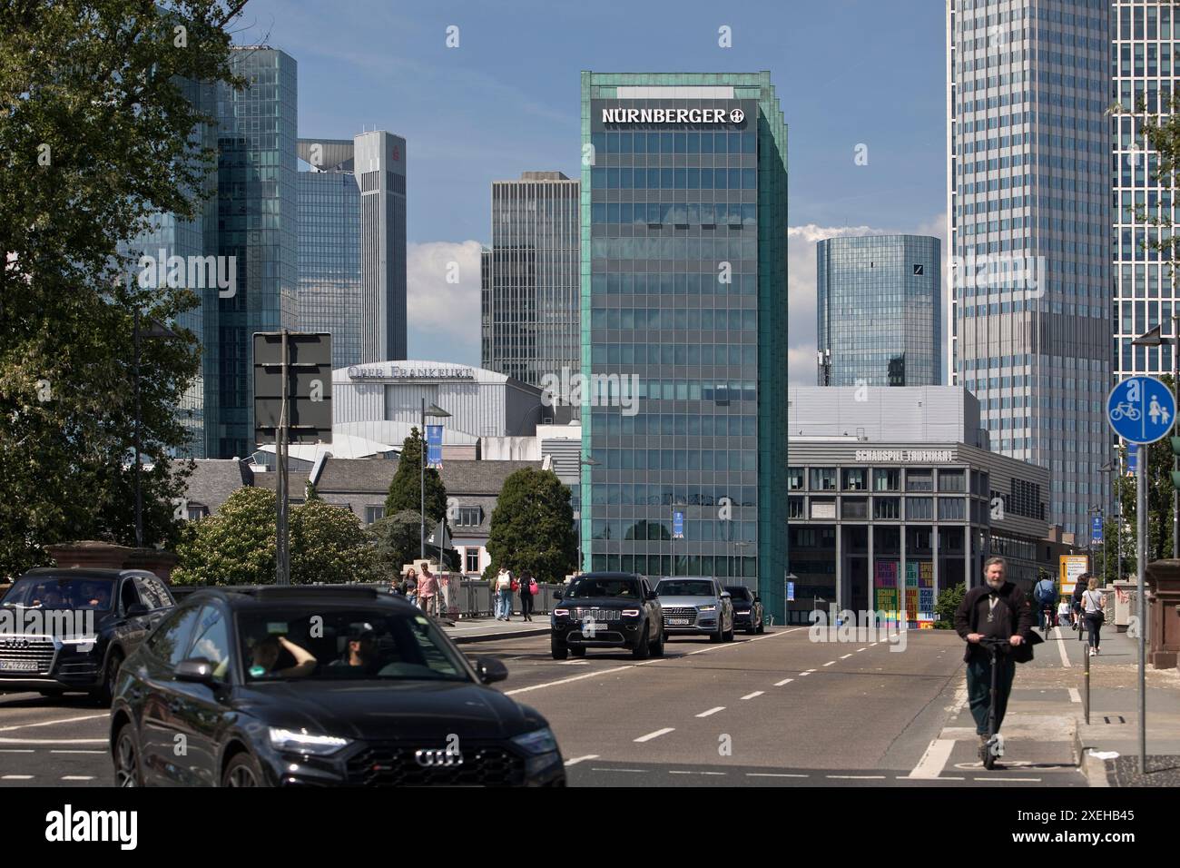 Vista sulla città con traffico sull'Untermainbruecke con grattacieli, Francoforte sul meno, Germania Foto Stock