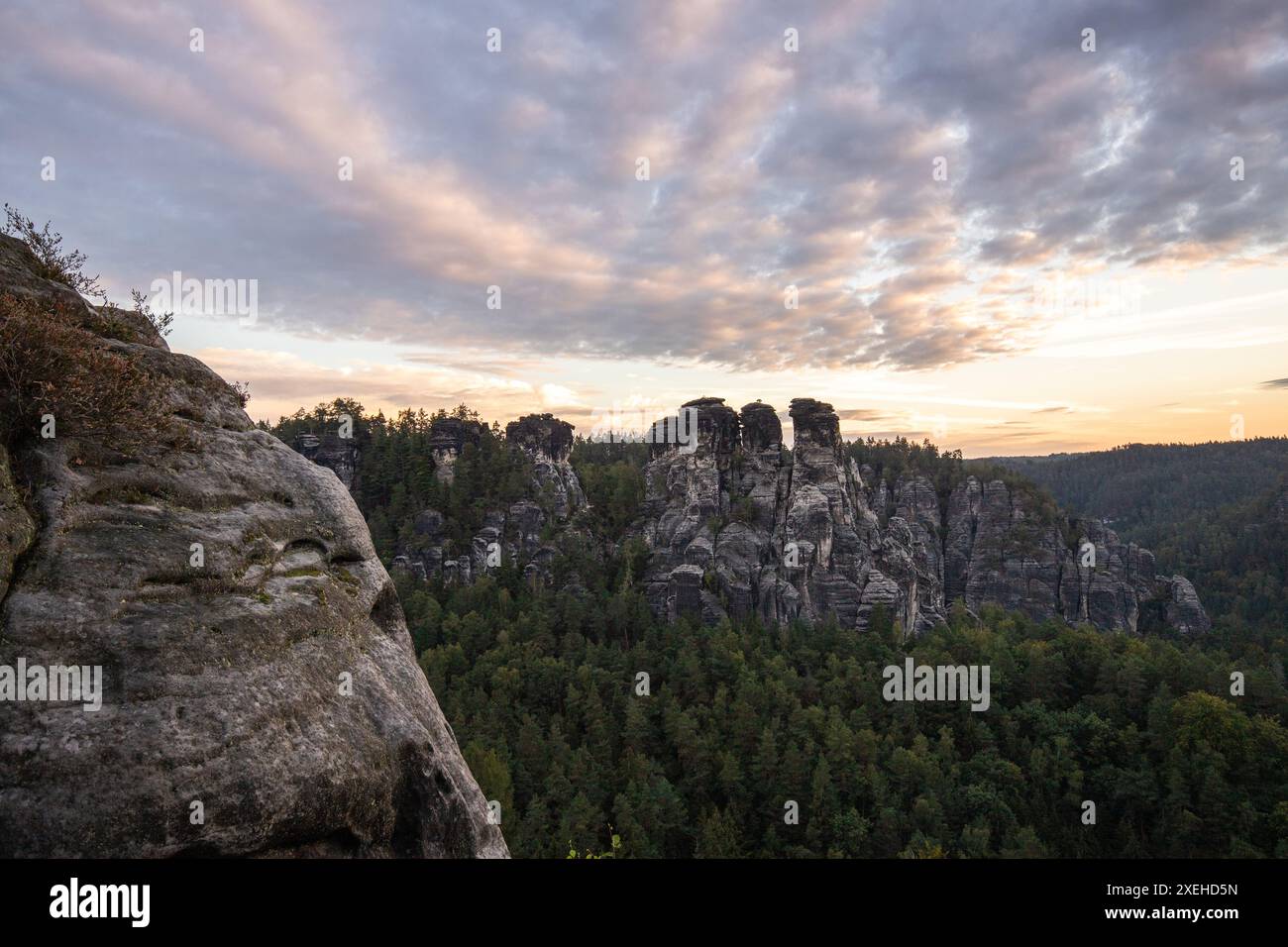 Paesaggio girato al mattino. Ponte Bastei nelle montagne di arenaria dell'Elba, Dresda, Sassonia, Germa Foto Stock