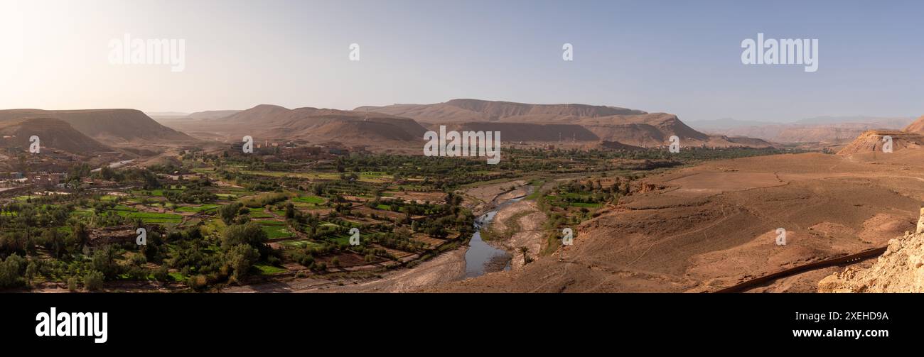 Vista ravvicinata di sciarpe colorate e gioielli berberi e tuareg in un negozio di souvenir ad Ait Benhaddou Foto Stock