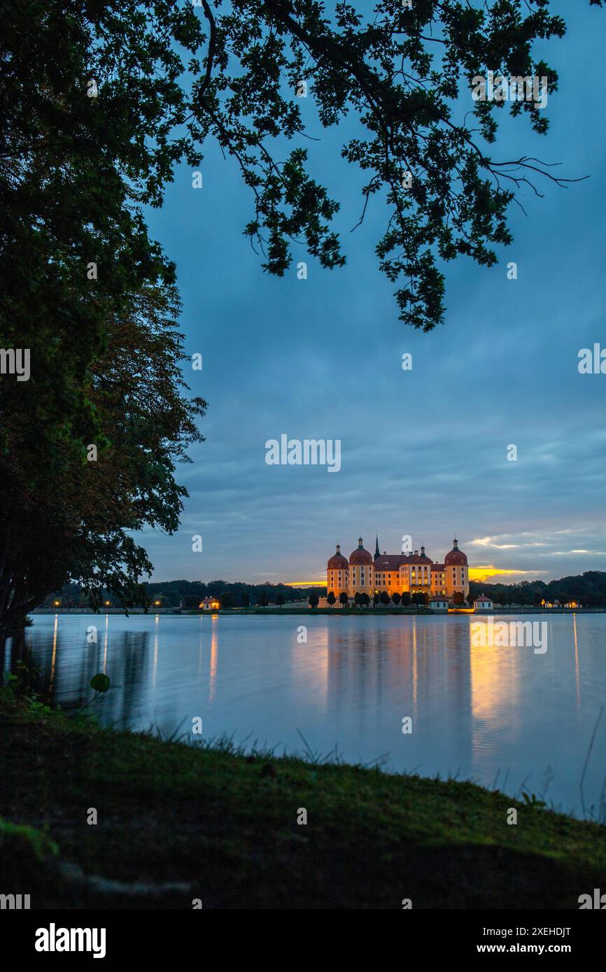 Castello di Moritzburg la residenza di caccia in serata nel mezzo del lago, Dresda, Sassonia, Germa Foto Stock