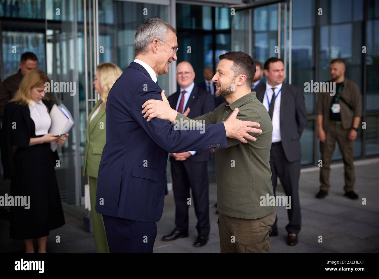 EU und Ukraine unterzeichnen Sicherheitsvereinbarung Praesident Wolodymyr Selenskyj mit NATO Generalsekretaer Jens STOLTENBERG, EU und Ukraine unterzeichnen Sicherheitsvereinbarung AM 27.06.2024 visita di lavoro del presidente dell'Ucraina in Belgio. Foto:Ufficio presidenziale dell'Ucraina via SVEN SIMON Fotoagentur GmbH & Co Pressefoto KG Prinzess-Luise-Str. 41 45479 M u e l h e i m / R u h r Tel. 0208/9413250 Fax. 0208/9413260 GLS Bank BLZ 430 609 67 KTO. 4030 025 100 IBAN DE75 4306 0967 4030 0251 00 BIC GENODEM1GLS www.svensimon.net Bruessel Belgien **** UE e Ucraina firmano un accordo di sicurezza Foto Stock