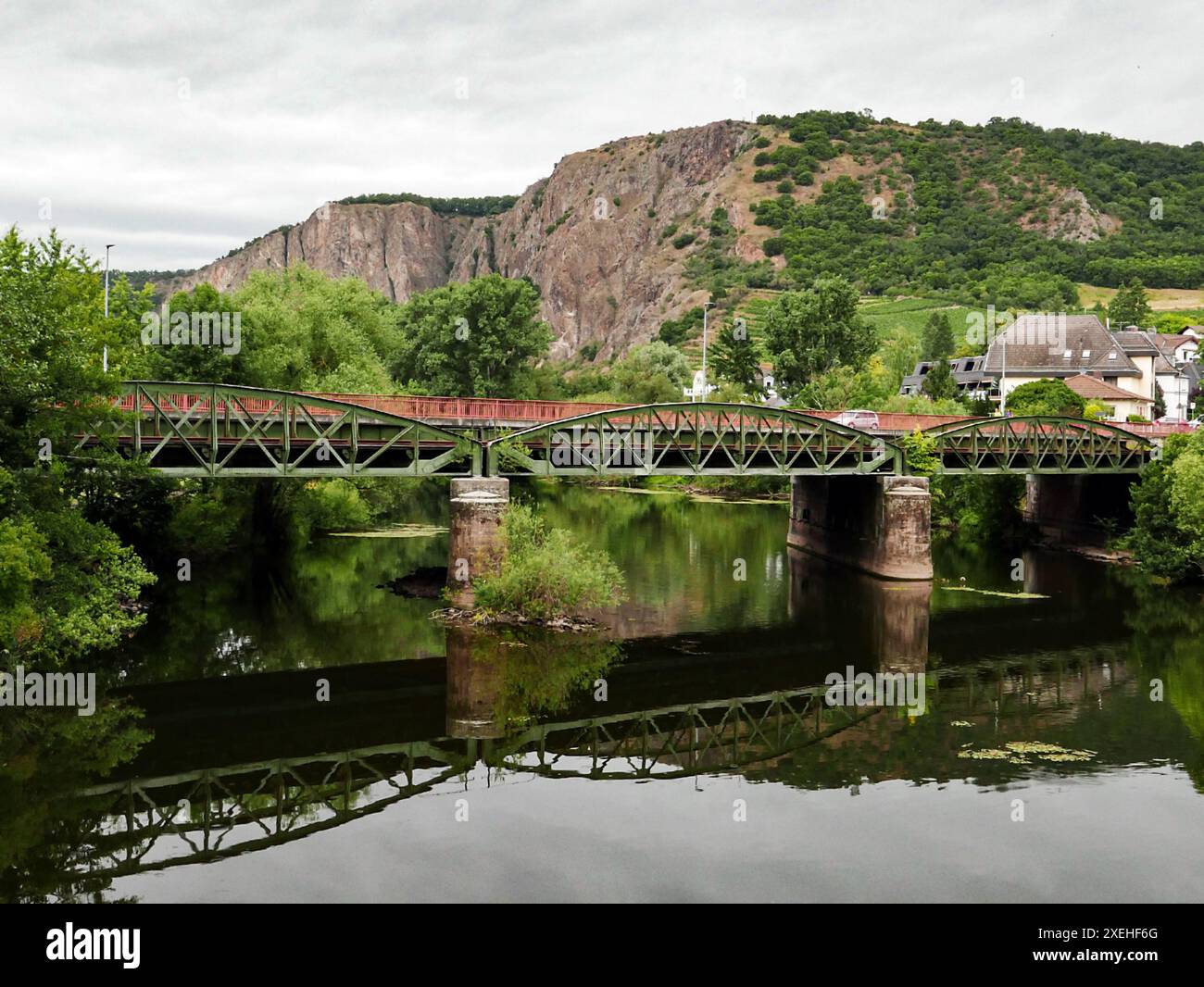 Ponte della pace e Rotenfels a MÃ¼nster am Stein. Foto Stock