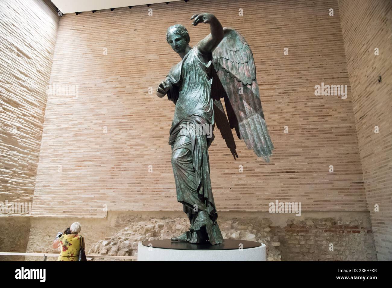 Antica statua romana in bronzo Vittoria alata di Brescia del III a.C. o i secolo a.C. nel Tempio Capitolino di Brescia Foto Stock