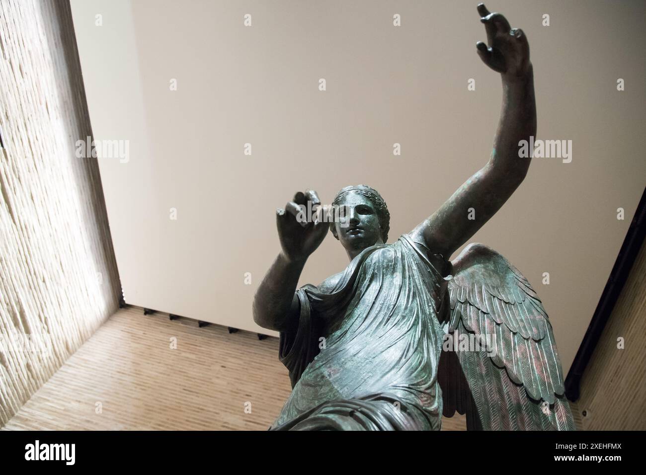 Antica statua romana in bronzo Vittoria alata di Brescia del III a.C. o i secolo a.C. nel Tempio Capitolino di Brescia Foto Stock